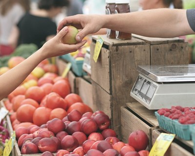 Conheça os benefícios de consumir frutas e legumes da época