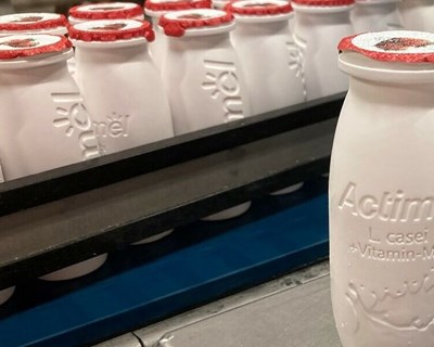 Danone elimina rótulos das garrafas de Actimel e dá mais um passo para otimizar a circularidade das embalagens