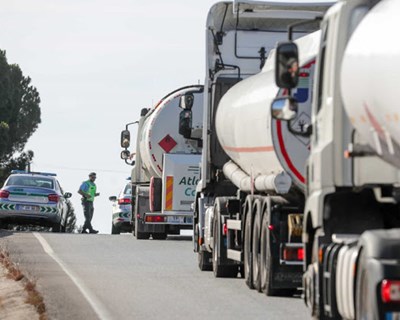 Governo suspende tempo de descanso dos motoristas de bens essenciais